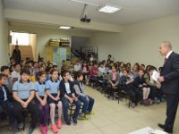 Donanmacı Mahallesi muhtarı Zenginer görevlerini çocuklara anlattı 