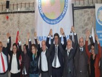 Dört parti el ele verdi!