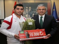 Dünya şampiyonu okçu ödüllendirildi