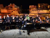 Efes Antik Tiyatro'da yağmur sürprizi