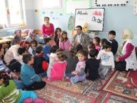 Egeli öğrenciler, gönüllü Türk masalı anlatıyor