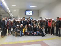 Egeli öğrenciler metroda yaşlılara yer verdi