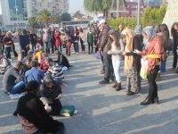 Egeli öğrenciler yaşlılar için “Don-Kal” etkinliği düzenledi