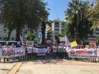 Eğitim-İş İzmir 3 No'lu şubeden Karşıyaka Milli Eğitim Müdürlüğü önünde basın açıklaması