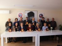 Eğitim-İş'ten emekli öğretmenlere plaket