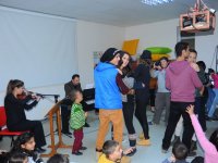 Eğitmenler sahneye çıktı çocuklar keyifle izledi