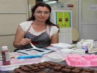 Fırça darbeleriyle hayata tutundu