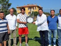 Foça Belediyesi'nden Karşıyaka'ya futbol sahası jesti...