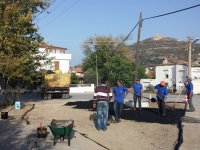 Foça'da bozuk yollara onarım