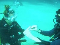 Foça'da sualtında evlenme teklifi