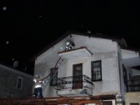 Foça'da yıldırım evin çatısını yaktı