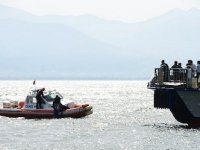 Gemiden denize düşen kadını ölümden kurtardılar...