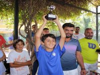 Genç tenisçilerin kupa sevinci