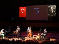 Görsev, Dünya Caz Günü’nde öğrenciler için çaldı