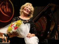 Gülsin Onay Karşıyakalı çocuklara piyanoyu sevdirecek