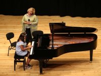 Gülsin Onay minik piyanistlerle...