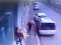 Güvenlik kamerasını fark eden hırsız el hareketi yaptı