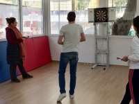 Haydi gençler dart oynamaya…