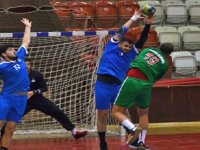 Hentbolde İzmir Büyükşehir Belediyespor, Karşıyaka Belediyespor'a 13 fark yaptı