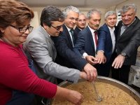 Hep birlikte aşure kardılar...