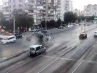 Hızını alamayan kamyonet duran araca çarptı...