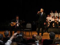 Hüseyin Mutlu Akpınar, mülteci çocuklar için şarkı söyledi