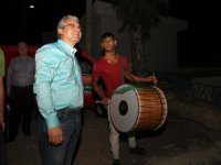 HÜSEYİN MUTLU AKPINAR, SAHURDA DAVULCULARLA DOLAŞTI
