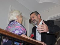 Huzurevi sakinlerine karanfilli ziyaret