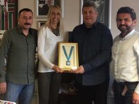 İASK’dan Başkan Yardımcısı Özel’e 4. Yıl Anı Plaketi…