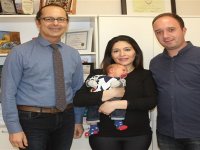 İğne korkusunu hipnozla yendi, ilk çocuğunu kucağına aldı