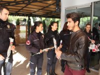 İKÇÜ öğrencileri, çevik kuvvetin yanında...