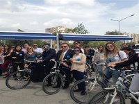 İş kıyafetlerini giydiler, pedala bastılar