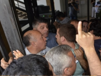 İŞÇİLER İZMİR BÜYÜKŞEHİR BELEDİYESİ'Nİ BASTI