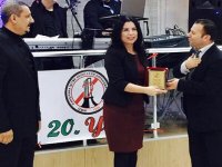 İşitme Engelliler Derneği'nden Yücel'e teşekkür plaketi... 