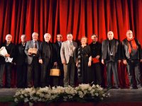 İzmir Devlet Opera ve Balesi'nden emekli olan personele plaket