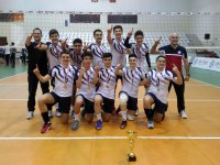 İzmir Üniversitesi Küçük Erkek Voleybol Takımı İzmir Şampiyonu