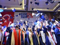 İzmir Üniversitesi'nde mezuniyet gururu