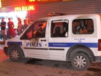İZMİR'DE POLİS ARACINA SALDIRI