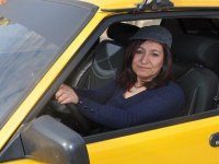 İzmir'de 2 Bin Lira maaşla kadın taksici aranıyor