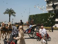 İzmir'de Çılgın Aşık Kiraladığı Faytonla Etrafa Para Saçtı