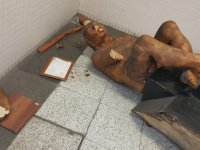 İzmir'de heykele saldırdılar