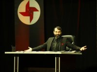 İzmir'de ''Sadece Diktatör'' rüzgarı esti