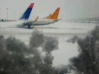 İzmir'de uçak seferleri aksadı...