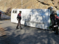 İzmir'den öğrencileri taşıyan otobüs devrildi:43 yaralı