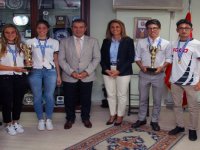 İzmir’e 5 kupa birden getirdiler