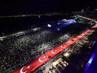 İzmir’in kurtuluş gününde on binlerce İzmirli Kordon’a koştu