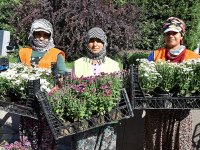 İzmir'in parklarına kadın eli değdi