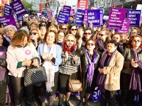 İzmirli kadınlar şiddete karşı yürüdü...