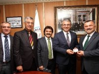 İzmirli şoförlerden Karşıyakalı 2 öğrenciye burs...