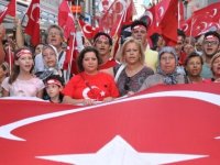 İzmirliler şehitler için yürüdü...